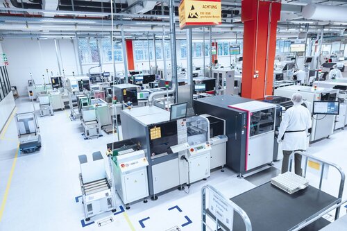 SMT-Linie in einer Produktionshalle