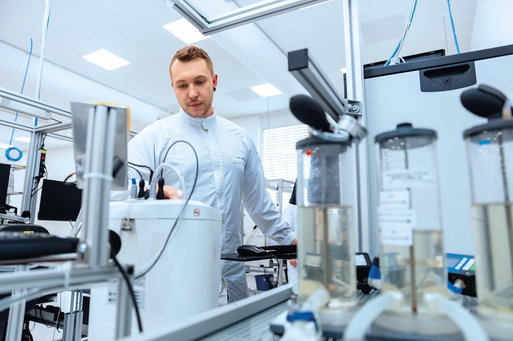Mitarbeiter bei der Arbeit mit verschiedenen Arten von Flüssigkeiten 