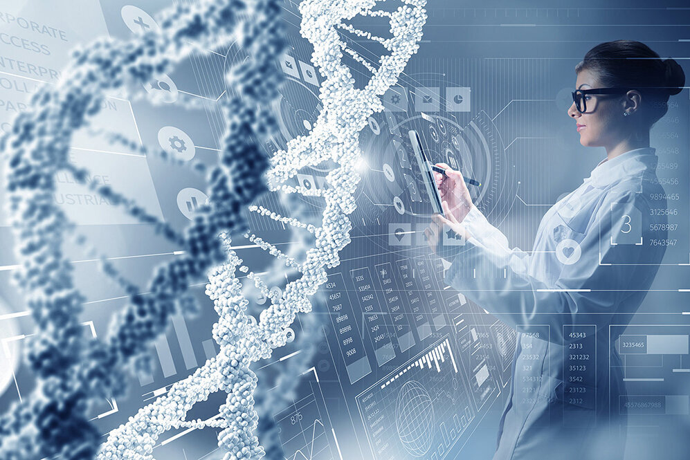Laborumgebung mit digitaler DNA-Darstellung und Person bedient Touchscreen für Analyse und Diagnostik