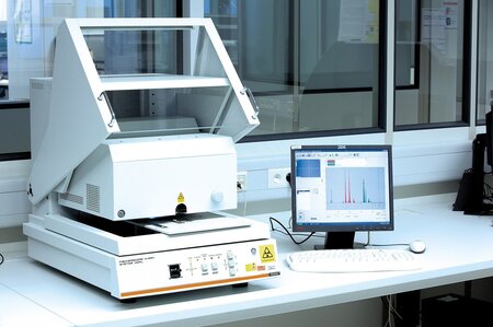 Röntgenfluoreszenzanalyse (RFA) mit Messgerät und Computer zur Bestimmung von Schichtdicken und Materialidentifizierung.
