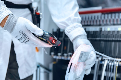 Mitarbeiter der Zollner Elektronik AG scannt elektronische Bauteile zur Rückverfolgbarkeit in der Fertigung