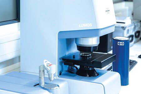 FTIR-Mikroskop zur Materialidentifizierung von Kunststoffen, Coatings oder Rückständen sowie Analyse von Flüssigkeiten.