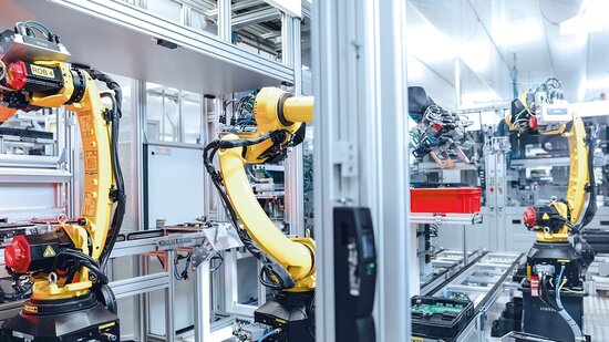 Automatisierte Produktionslinie mit Industrierobotern 