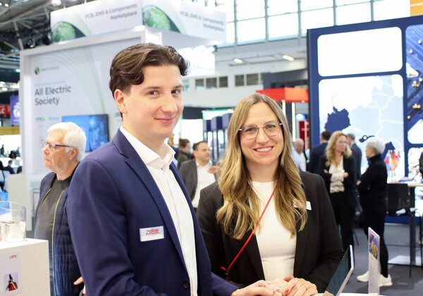 Zwei Personen auf der Electronica Messe 2024
