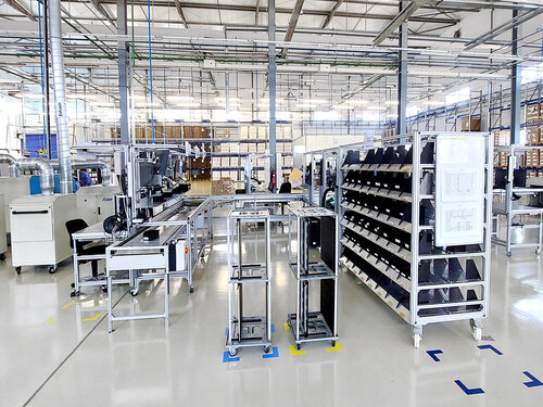 Moderne Produktionshalle mit verschiedenen Regalsystemen 