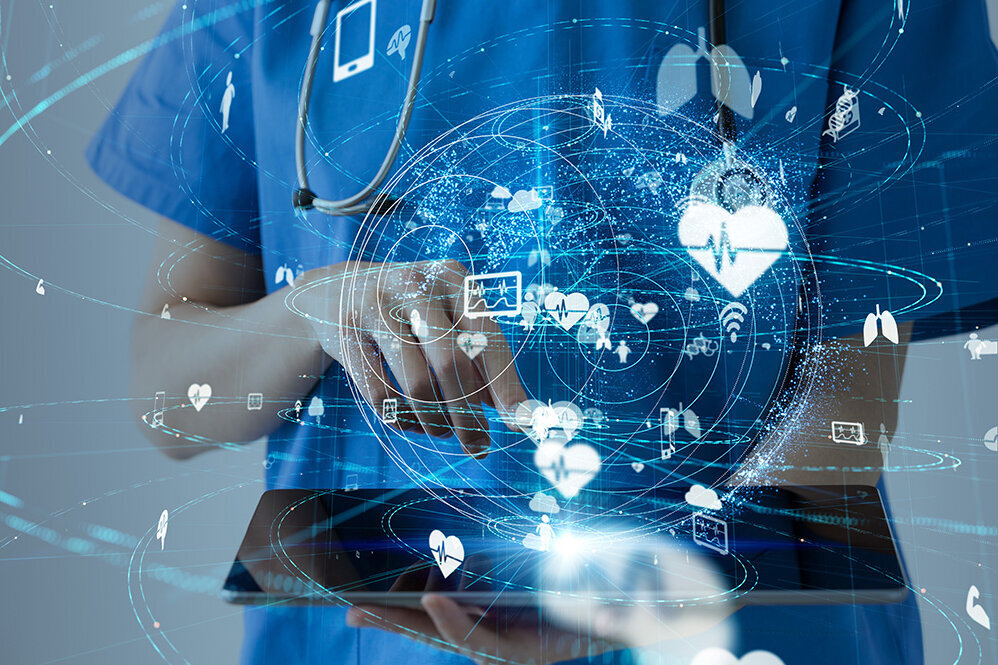 Medizinisches Fachpersonal nutzt Tablet mit digitalen Gesundheitsdaten und vernetzten Symbolen