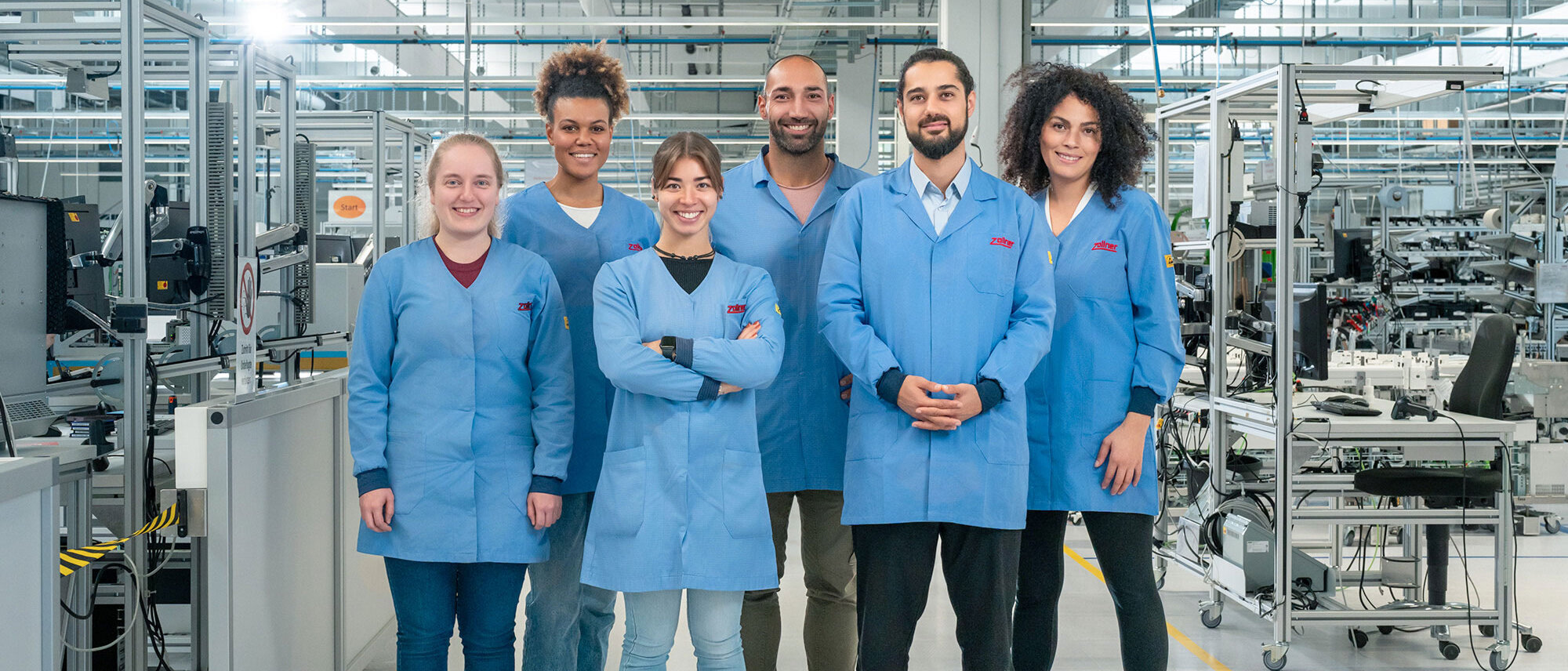 Mitarbeiter der Zollner Elektronik AG in Produktionshalle für Direkteinstiegsmöglichkeiten.