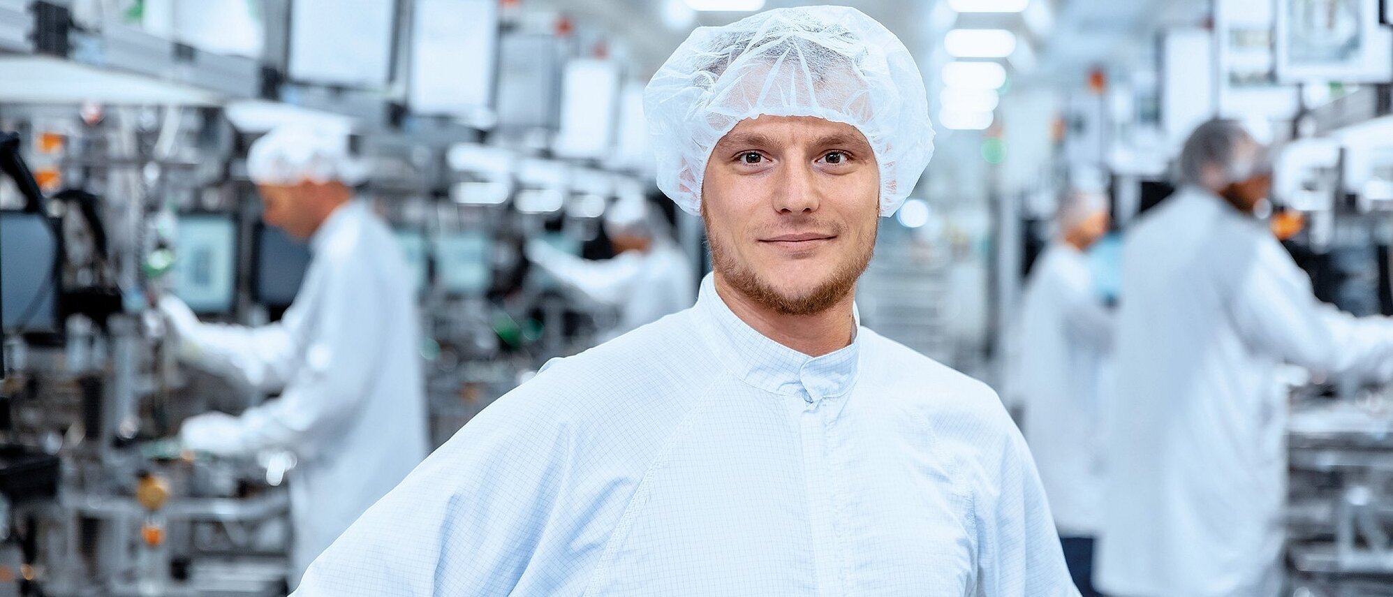 Mitarbeiter der Zollner Elektronik AG mit Reinraumbekleidung in der Produktion. 
