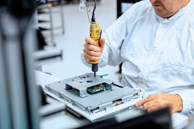 Techniker der Zollner Elektronik AG führt Reparatur an elektronischem Gerät durch im Rahmen des optimalen Repair-Service.