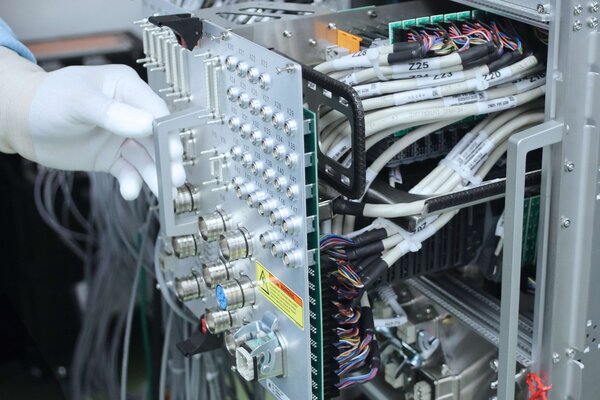 Montage und Prüfung elektronischer Komponenten im Reinraum