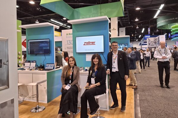 MD_M Messe in den USA; 3 Mitarbeiter stehen am Stand der Zollner Elektronik AG 