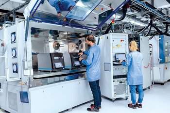 Mitarbeitende führen Qualitätstests und Prüfungen an Produktionsanlagen durch.