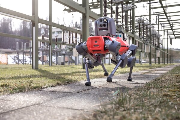 Industrieroboter mit rotem Gehäuse und Sensoren