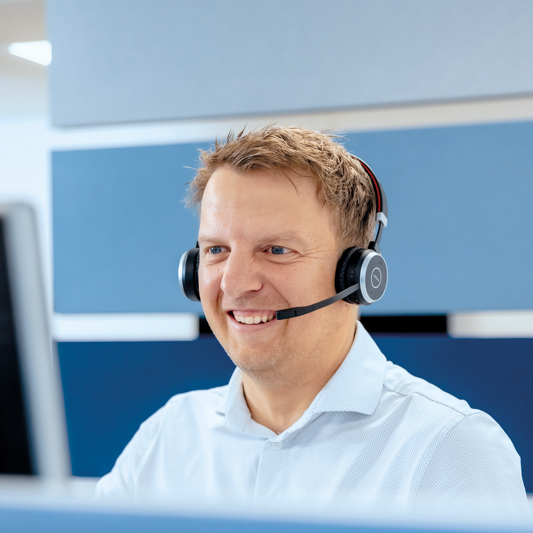 Mitarbeiter arbeitet am Computer im Bereich Obsoleszenz-Management.
