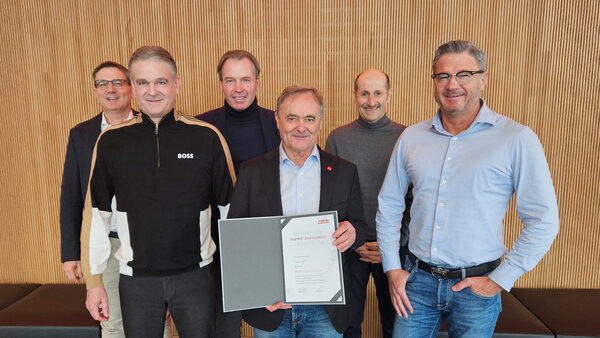 Gruppenfoto, Ehrung eines Mitarbeiters 
