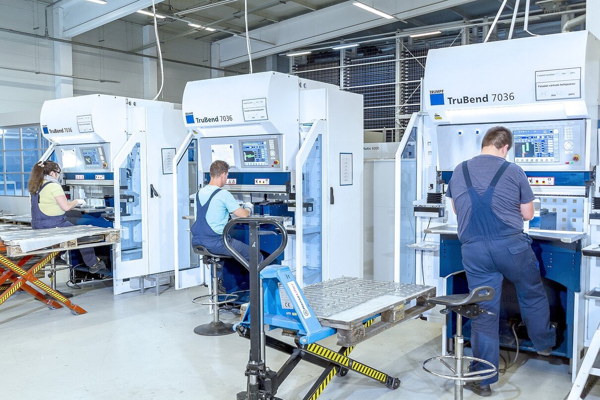 Zollner Mitarbeiter in Produktion 
