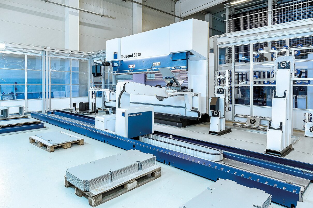 Produktionsmaschine in einer Fertigungshalle 