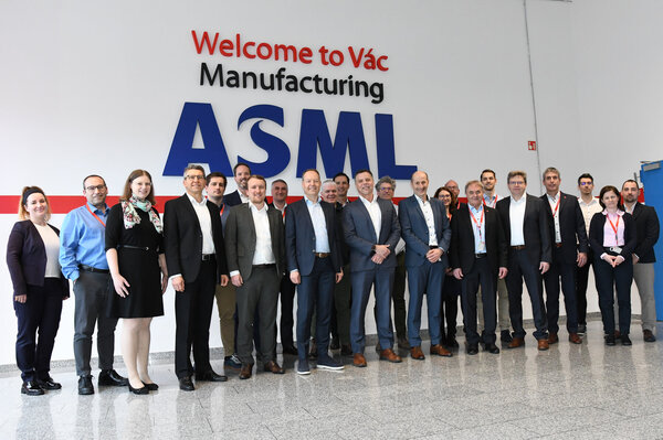 Gruppenfoto mit Kunde ASML