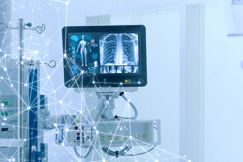Medizinisches Diagnosegerät zeigt Röntgenaufnahme und anatomische Darstellung in moderner Klinik