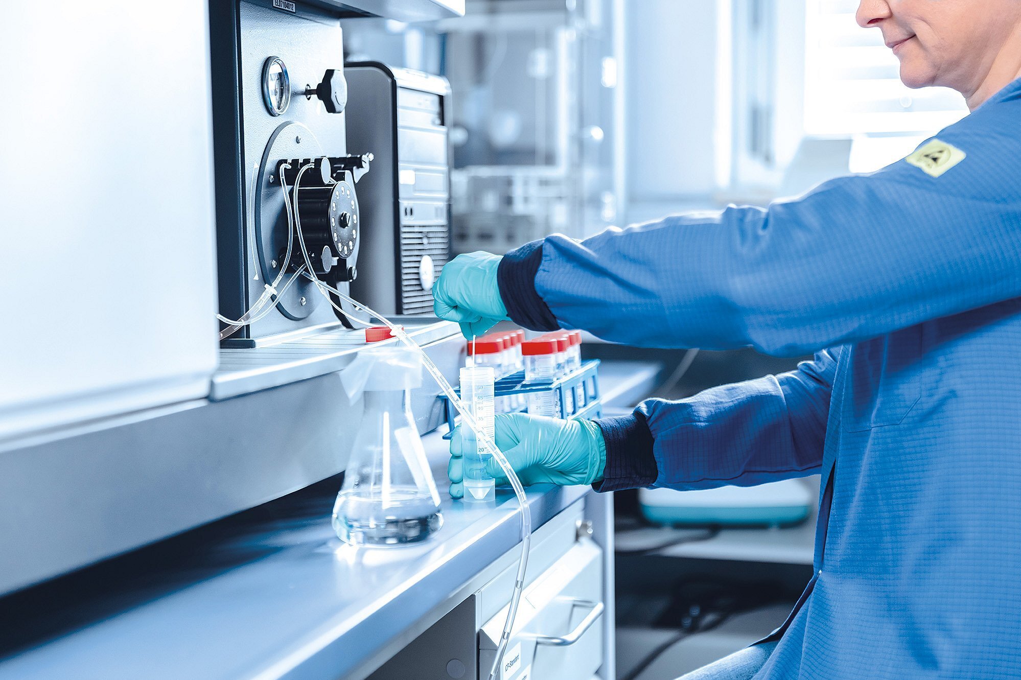 Laborarbeit zur Material Compliance mit Proben und Analysegeräten zur Einhaltung gesetzlicher Stoffregeln.