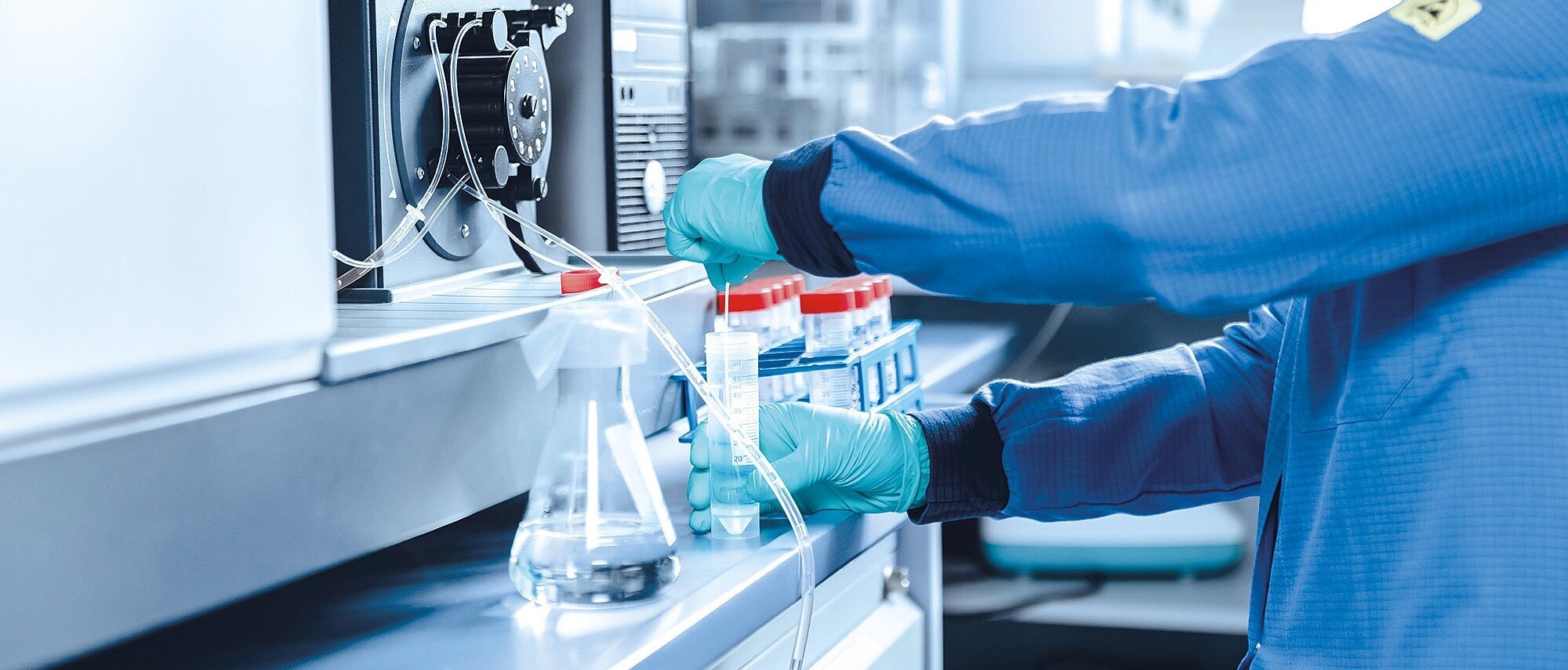 Laborarbeit zur Material Compliance mit Proben und Analysegeräten zur Einhaltung gesetzlicher Stoffregeln.
