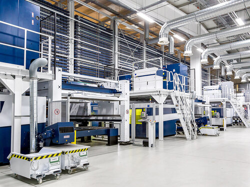 Große Halle mit vielen modernen Maschinen 