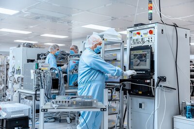 Reinraum der Zollner Elektronik AG mit ISO-Qualifizierung für saubere Fertigungsprozesse.