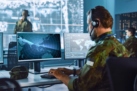 Militärische Kommandozentrale mit Monitoren zur Luftfahrt- und Verteidigungsüberwachung