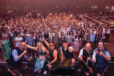Gruppenfoto mit der Band und den Mitarbeitern 