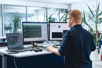 Mitarbeiter bei der Entwicklung von Flachbaugruppen am Computer im PCB-Design-Prozess.
