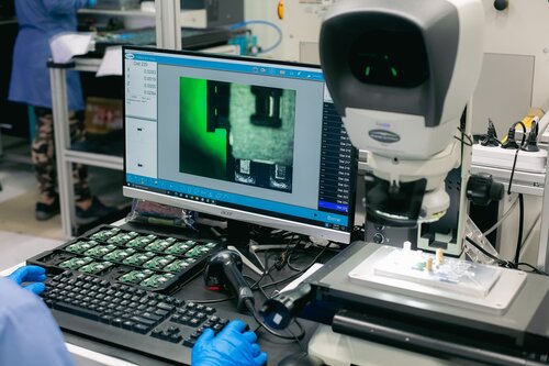 Montage von Elektronikbauteilen in der Produktion 