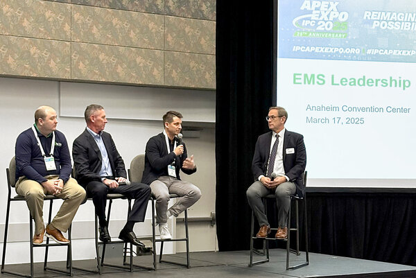Von links nach rechts: Garret Maxson, ACDi; Mike Buseman, SMTC und Franz Xaver Feiner, Zollner Elektronik AG, bei der Paneldiskussion Leveling Up auf der IPC APEX EXPO 2025 mit Moderator von IPC 