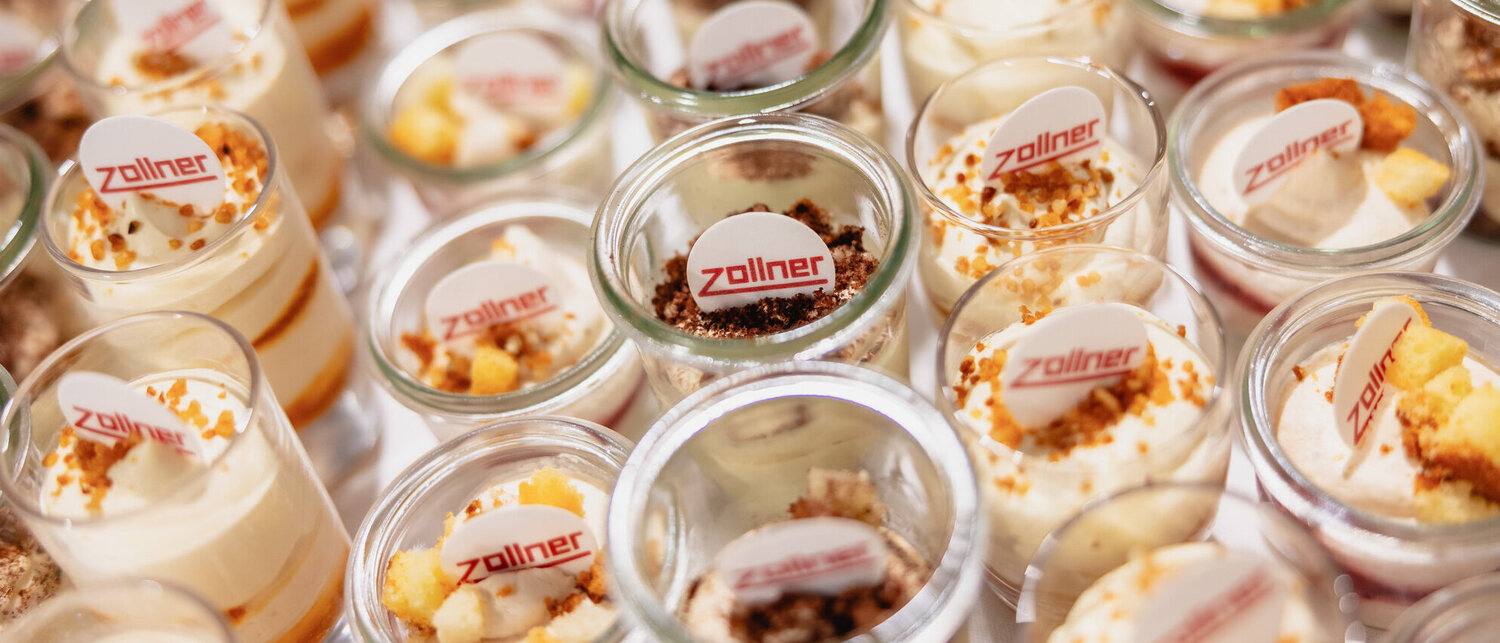 Verschiedene Arten von Nachspeisen dekoriert mit dem Zollner Logo