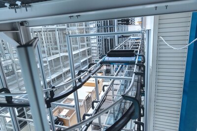 Vollautomatisiertes Lagersystem mit Fördertechnik für digitale und vernetzte Fertigung.