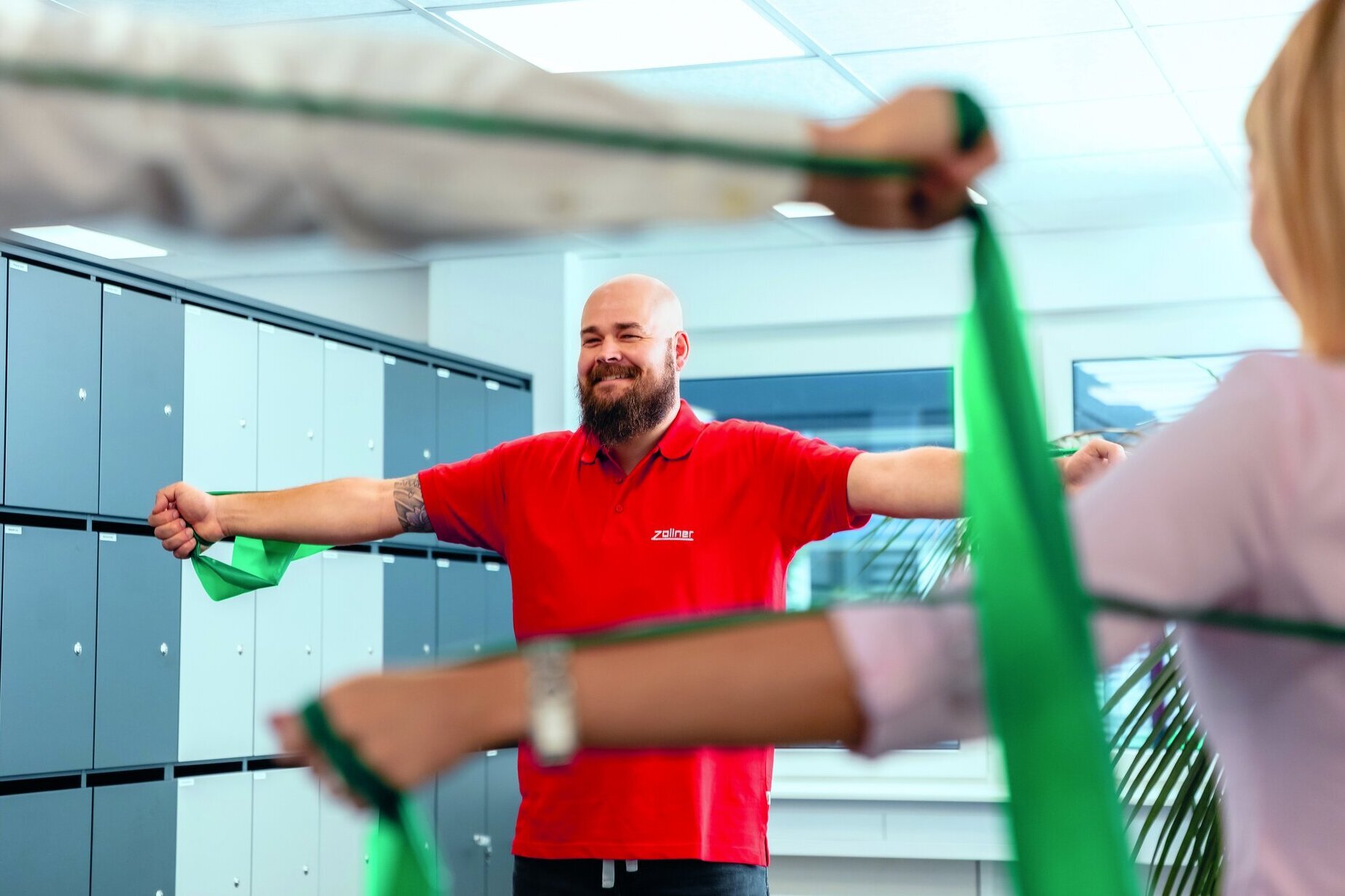 Mitarbeiter der Zollner Elektronik AG nehmen an einem Fitnesskurs zur betrieblichen Gesundheitsförderung teil.