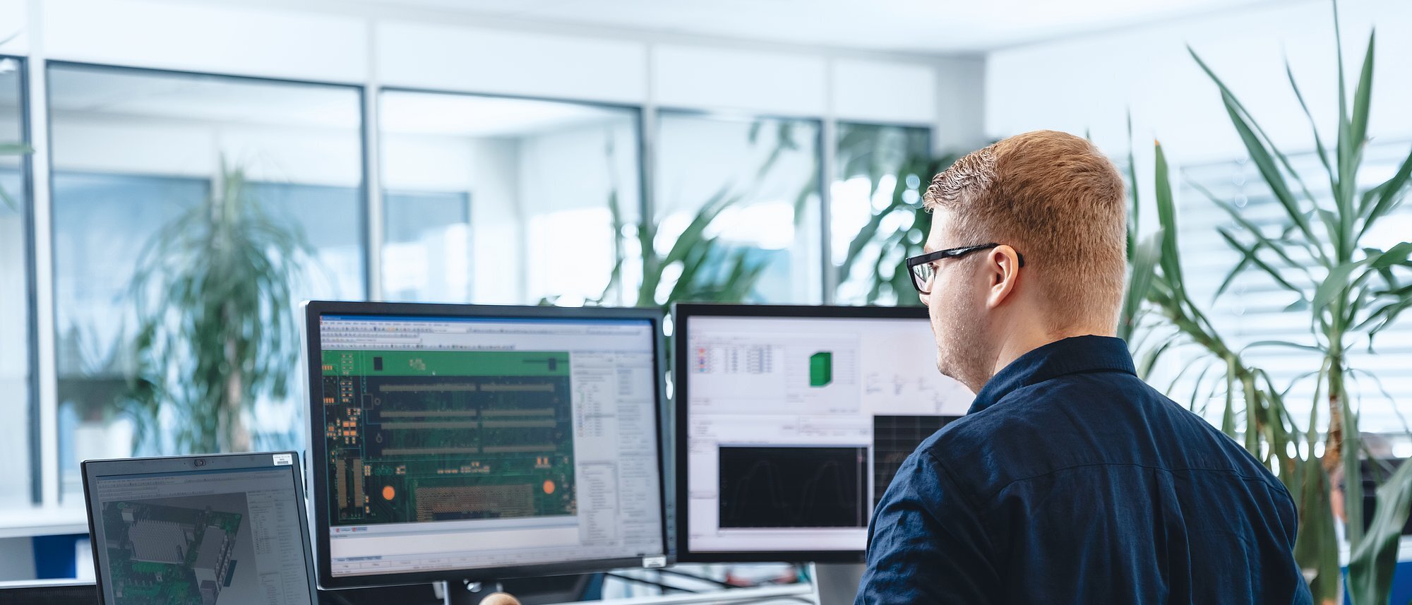 Mitarbeiter arbeitet am Computer im Bereich Obsoleszenz-Management zur Reduzierung von Ausfallrisiken und Abdeckung des gesamten Produktlebenszyklus.