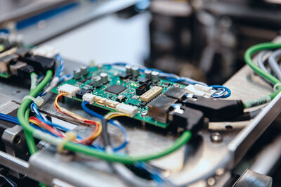 Elektronikproduktion mit präziser Bestückung und automatisierten SMT-Prozessen für Fahrzeuganwendungen.