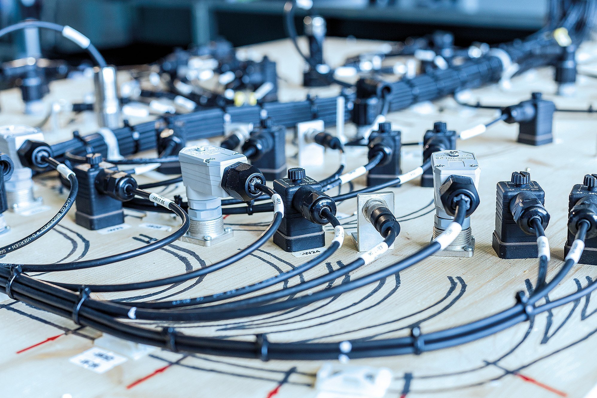 Montageplatte mit industriellen Steckverbindungen und Kabelkonfektionen