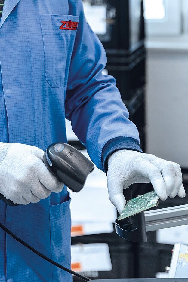 Scan eines elektronischen Bauteils mit Handscanner zur Sicherstellung der Rückverfolgbarkeit in Echtzeit.