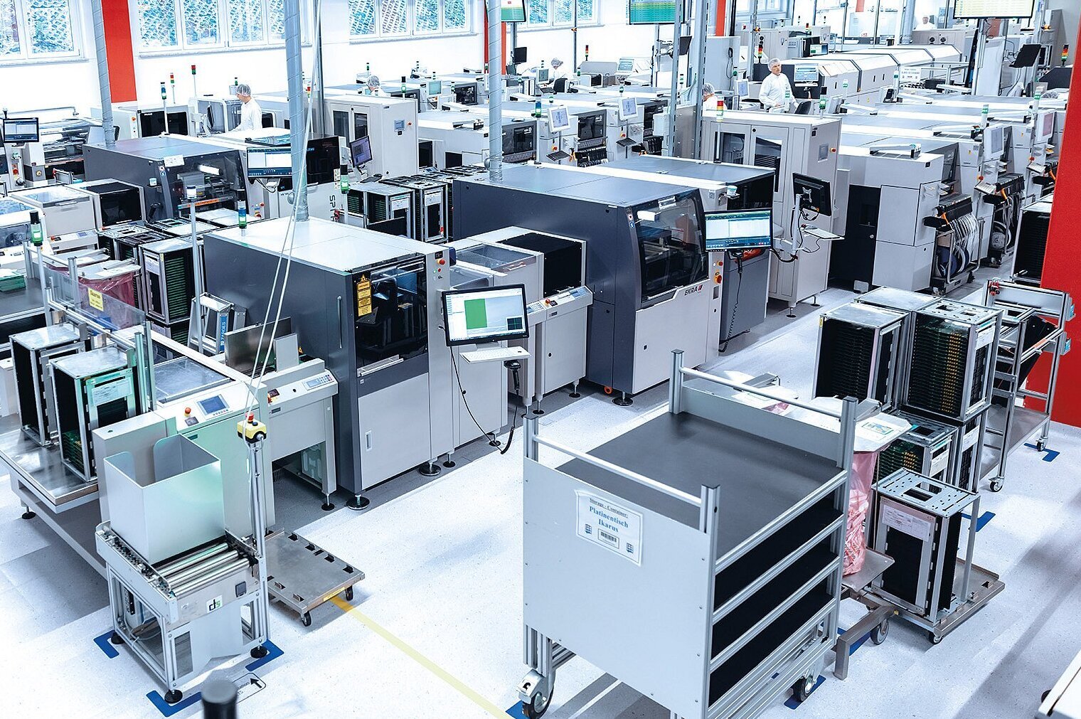 Produktionslinie der Zollner Elektronik AG mit modernen Maschinen und Monitoren für flexible Fertigung.
