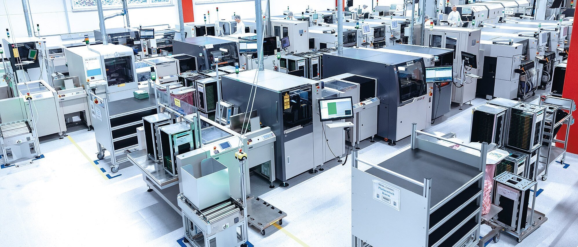 Produktionslinie der Zollner Elektronik AG mit modernen Maschinen und Monitoren für flexible Fertigung.