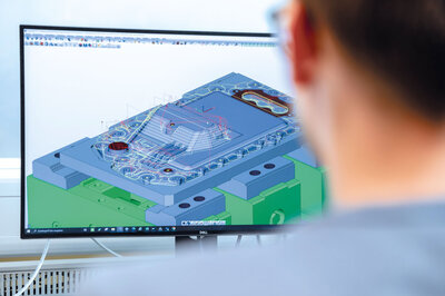 Software-Simulation für Design for Manufacturing zur Überprüfung von Fertigbarkeit und Layout.