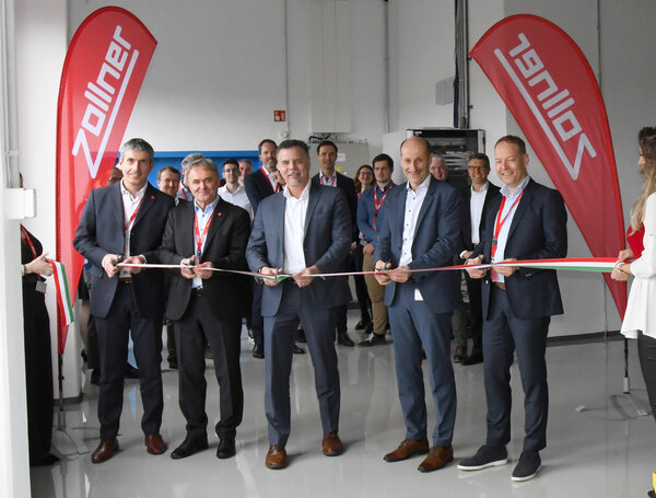 Gruppenfoto von Mitarbeiter der Zollner Elektronik AG und ASML in Ungarn.