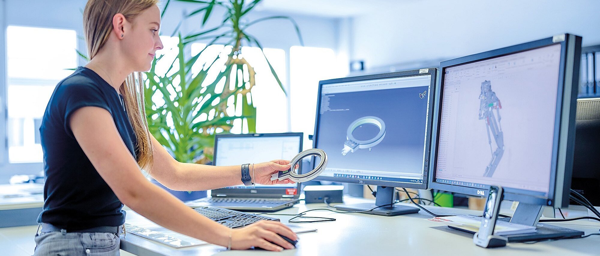 Mitarbeiterin arbeitet an Designanalysen und Produktentwicklung im Engineering- und NPI-Prozess.