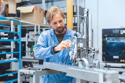 Techniker der Zollner Elektronik AG führt Instandhaltungsarbeiten an elektronischen Geräten durch im Rahmen qualitätsgesicherten Refurbishments.