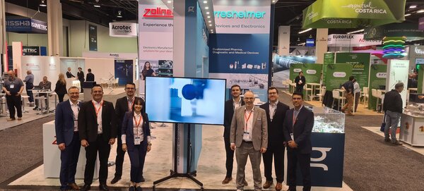 Gruppenfoto auf der MD&M West vor dem Zollner Stand 