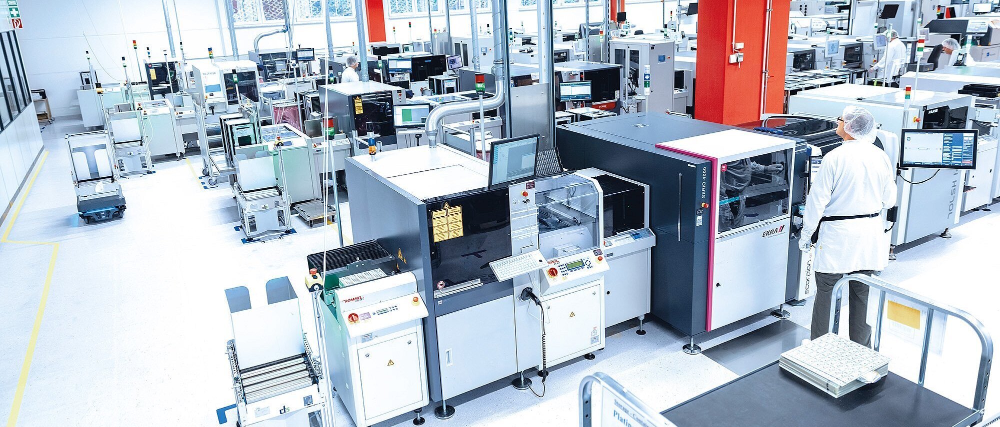 Moderne Produktionshalle für Industrieelektronik mit automatisierten Maschinen und Anlagen