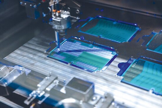 Maschine trägt Schutzbeschichtung auf elektronische Baugruppen für Conformal Coating auf.