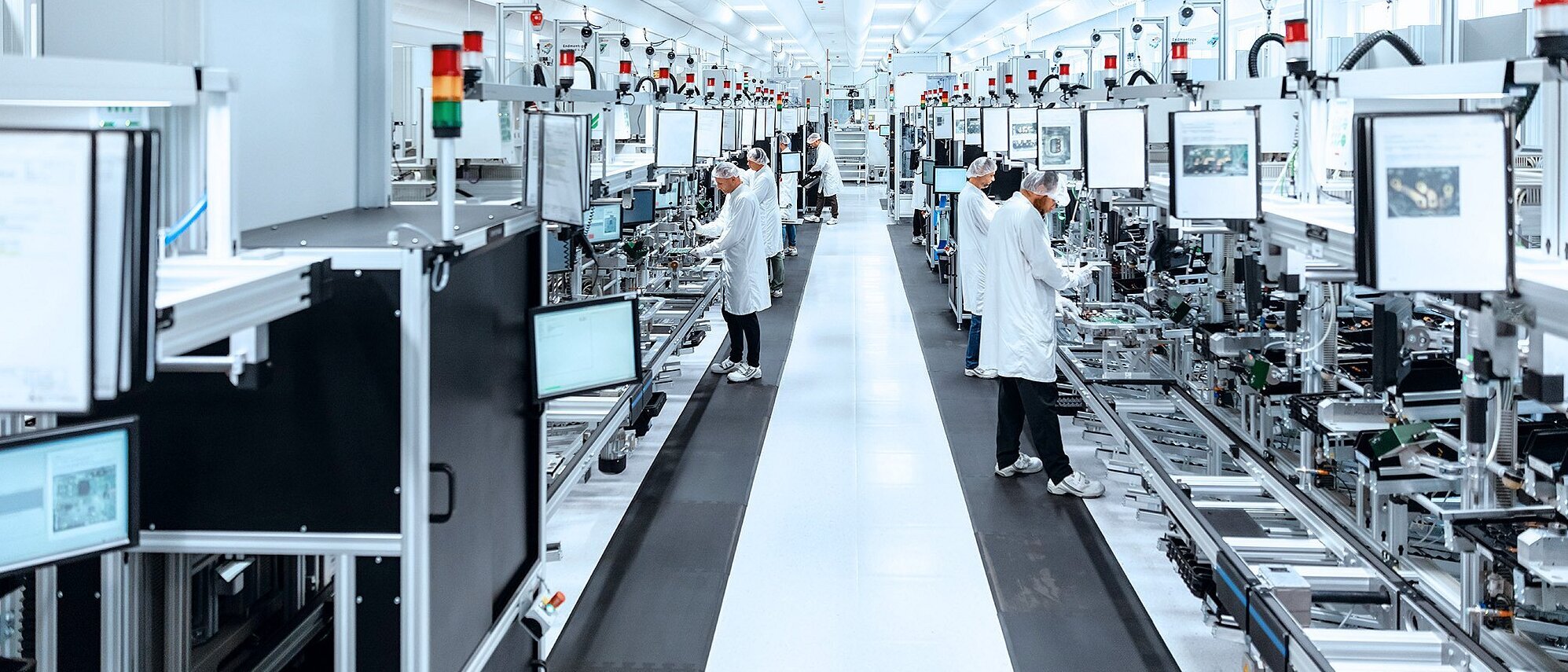 Zollner Elektronik AG Fertigung komplexer mechatronischer Systeme in moderner Produktionshalle.