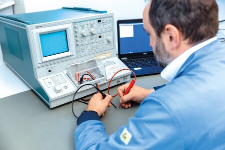 Mitarbeiter überprüft Bauteile nach deren elektronischen Parameter gemäß Datenblatt.
